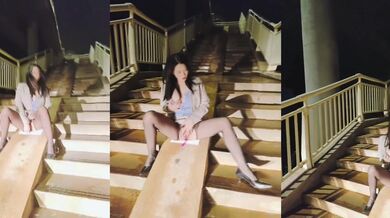 露出紫薇 漂亮黑丝高跟少妇半夜三更在人行天桥楼梯 骚逼插跳蛋紫薇 骚表情很舒坦